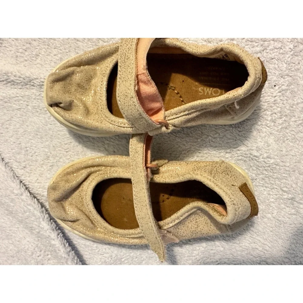 TOMS Mary‎ Jane Sparkle Gold Shimmer Hook and Loop Strap Toddler Shoes Size 6